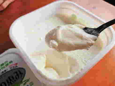 プレーンヨーグルトをスプーンですくう