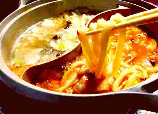 火鍋に〆のうどんが入っている画像