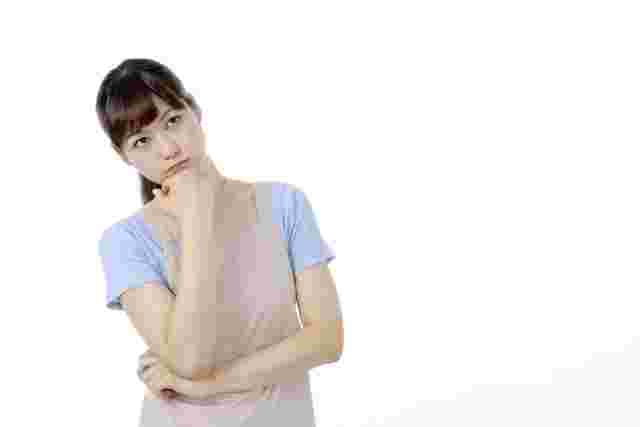 顎に手をあてている女性