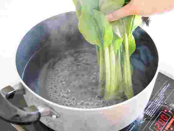 根元を茹でている様子