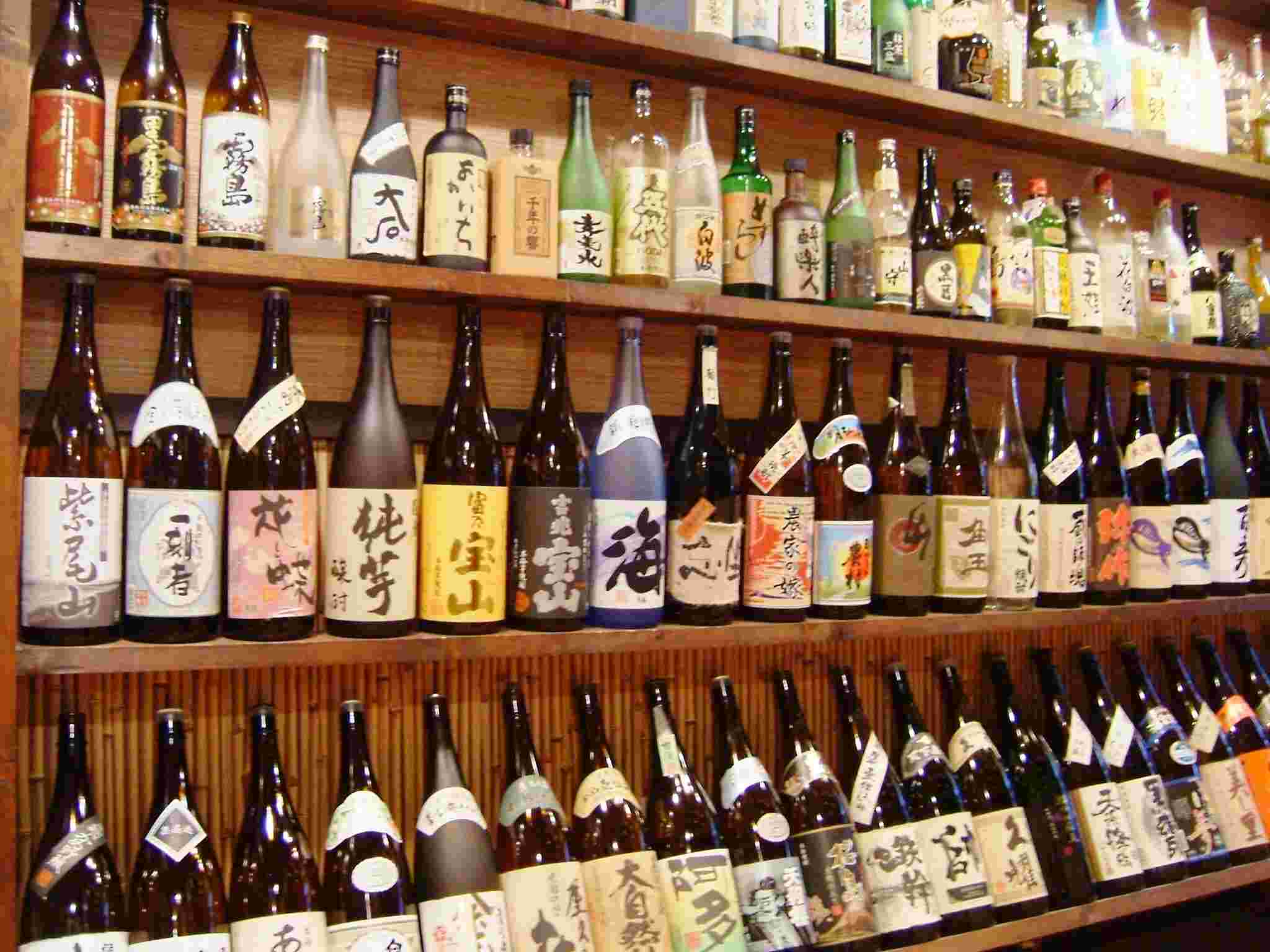 たくさんのお酒が棚に並んでいる