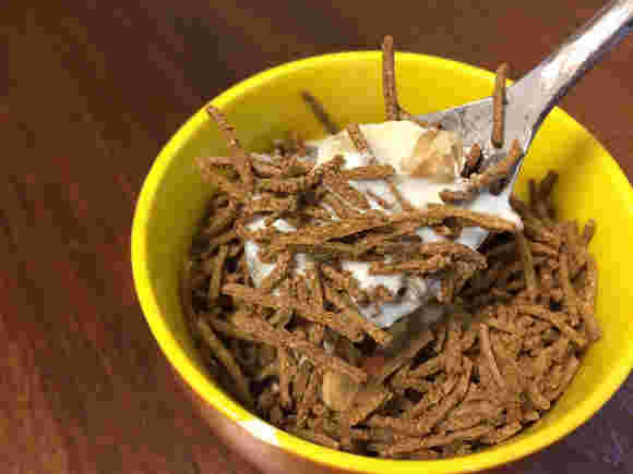ヨーグルトにオールブランをかけて食べる