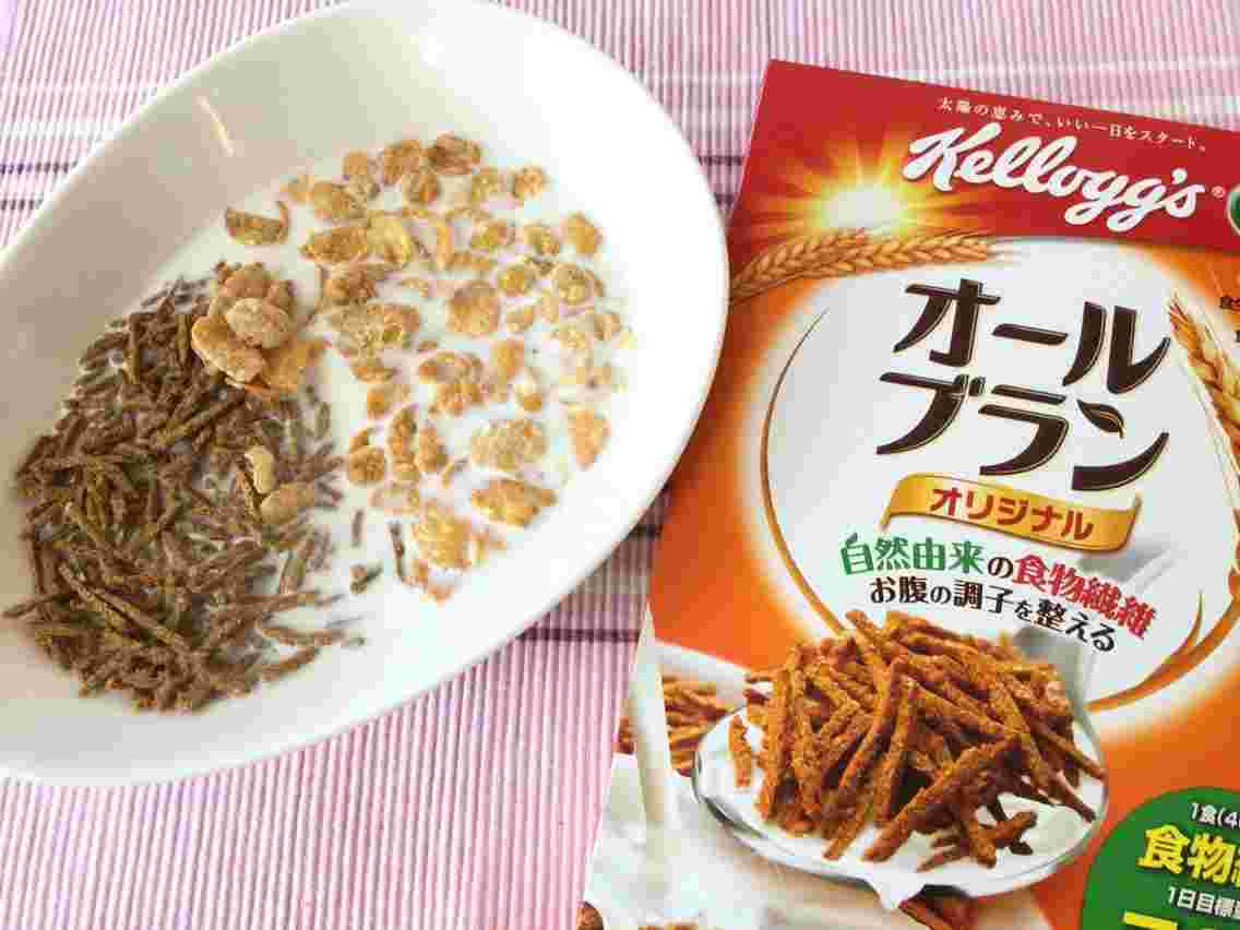 オールブランとコーンフレークの牛乳がけ