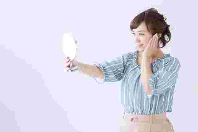 鏡を見ている女性