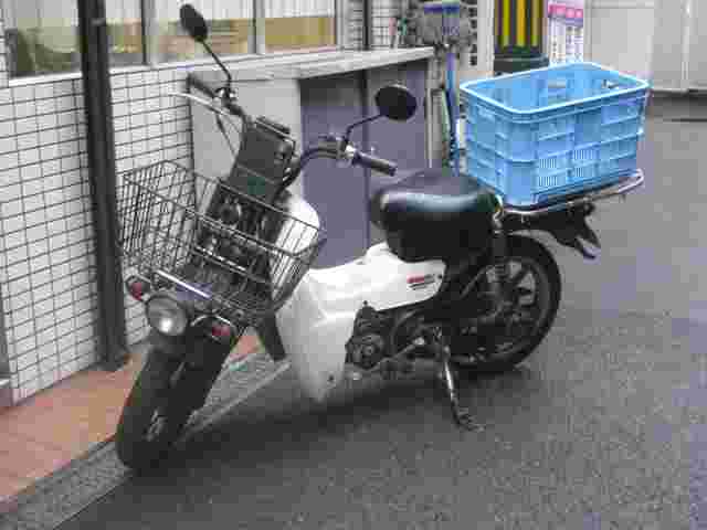 配達するバイクのイメージ