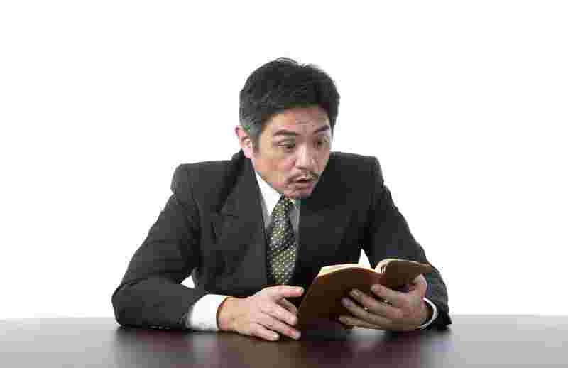 情報に驚く男性