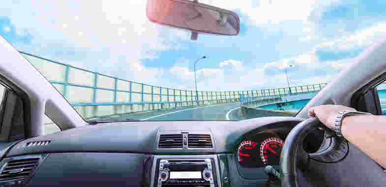車の運転者目線の前方
