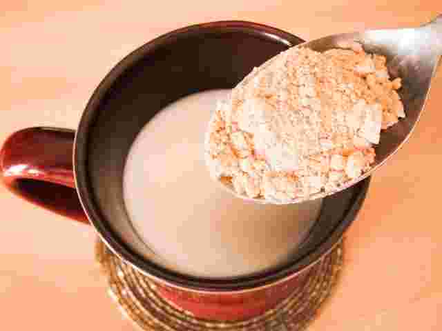 ホットミルクにきな粉を入れている様子