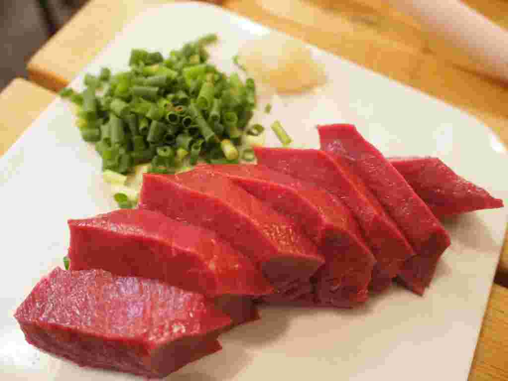 厚めで脂肪が少なくおいしそうな赤身のハツ