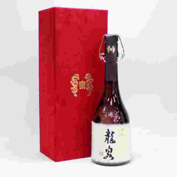 日本酒十四代の龍泉の瓶と箱