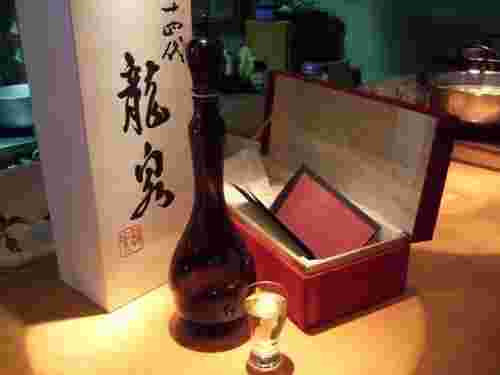 日本酒十四代の龍泉の瓶と箱