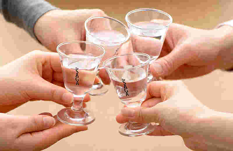 日本酒が入ったグラスで乾杯