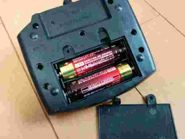 ラジコンのリモコン側に電池を入れている
