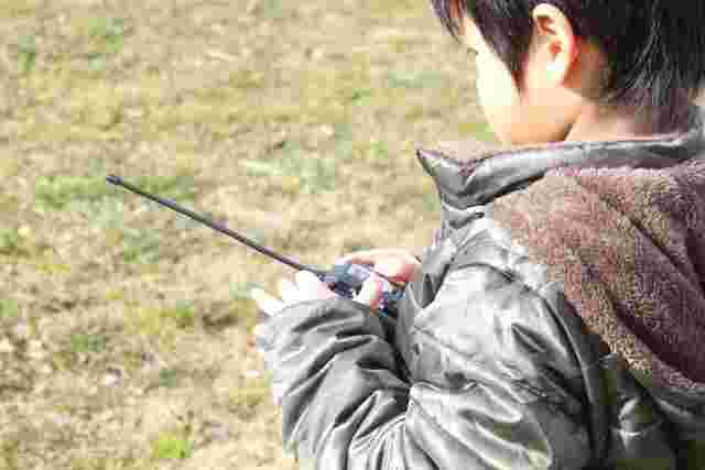 子供がラジコンを操作している