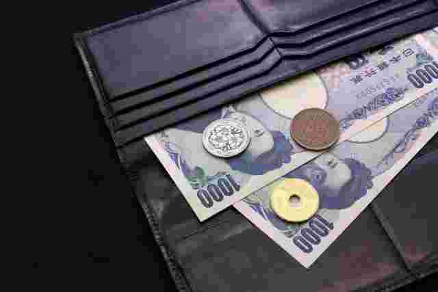 財布からお金がのぞいている