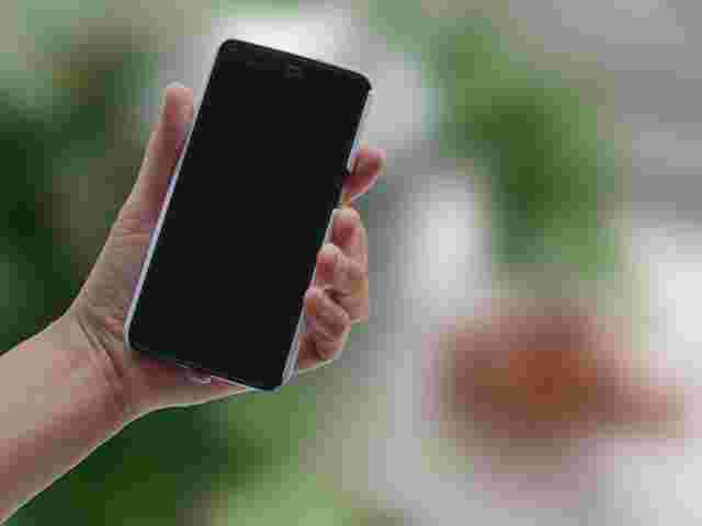 スマホを持つ手