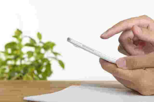 スマホを操作する手