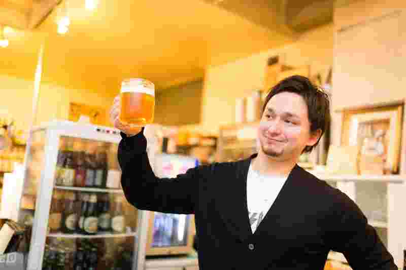 ビールを楽しむ男性