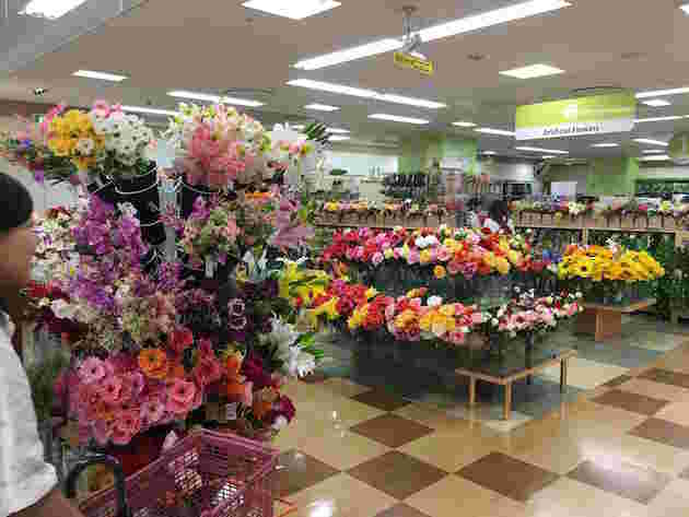 100均の造花売り場