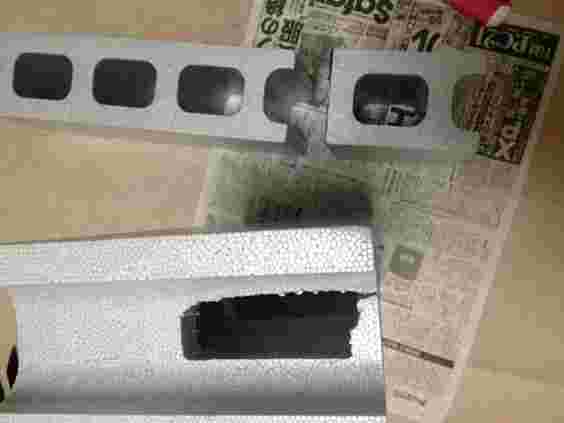 発泡スチロールブロックをカッターでカットする