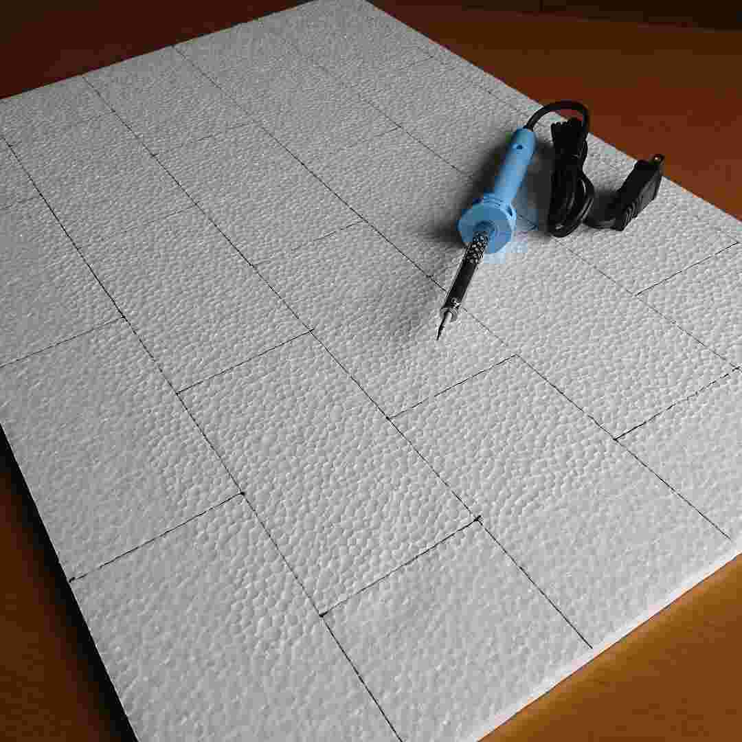 発砲スチロールパネルに印をつける作業の様子