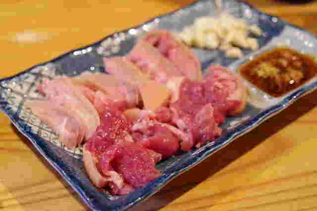 皿にのったヤギ刺し