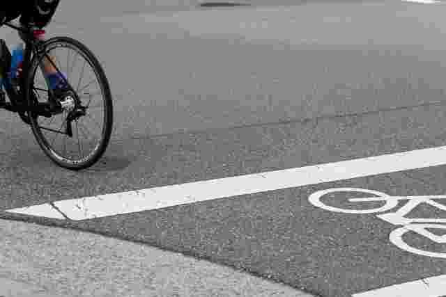 走り出す自転車