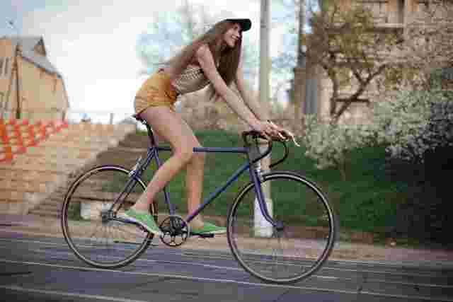 自転車に乗る女性