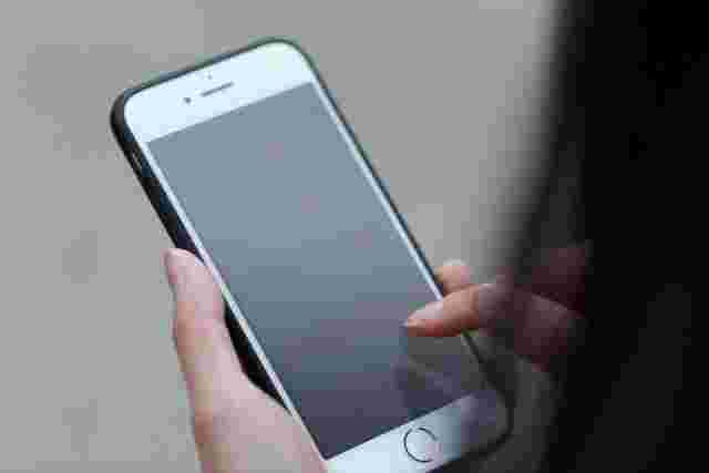 スマホを操作している様子