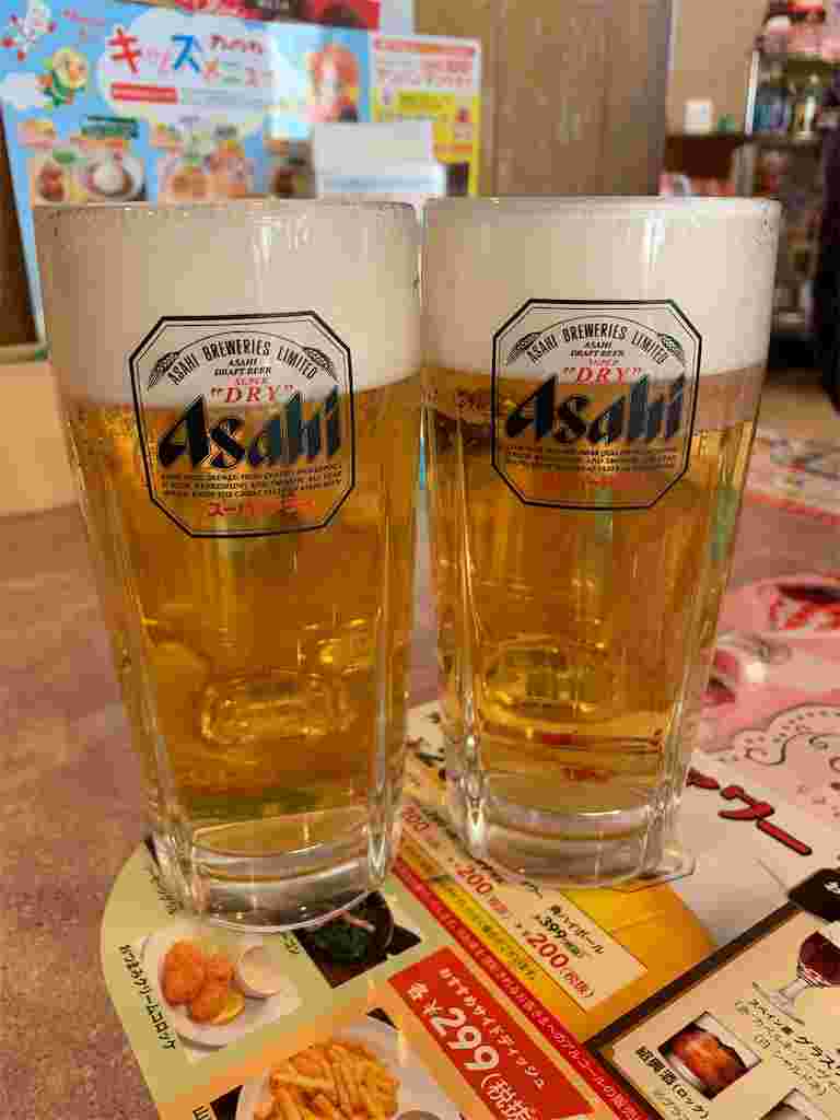 ビールが注がれた2つのジョッキ