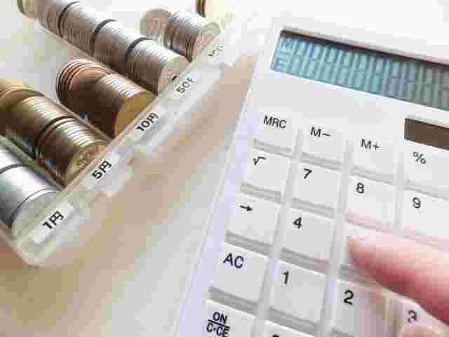 電卓でお金の計算をしている様子