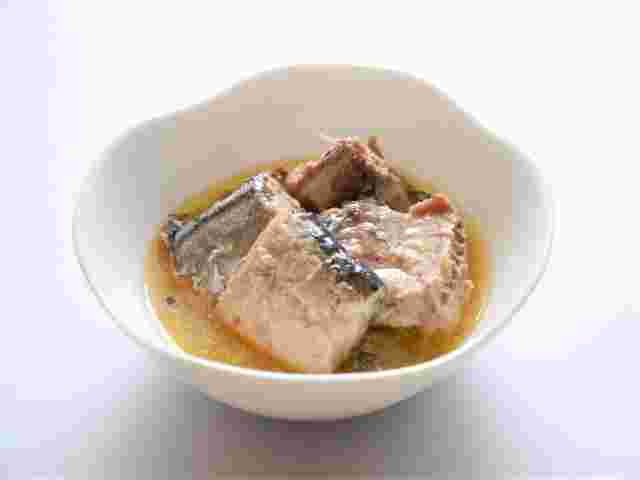 お皿に出された鯖缶