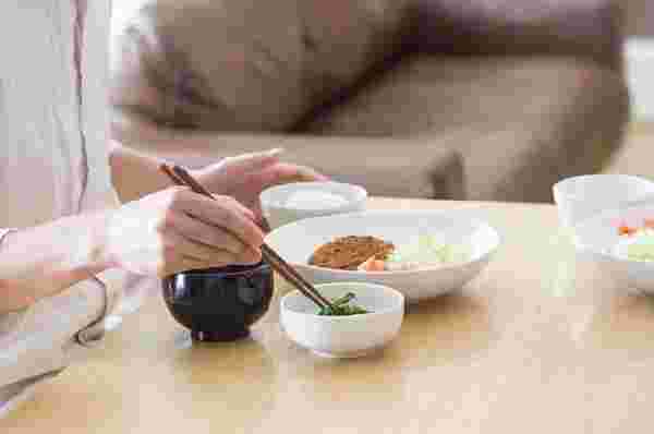 食事を摂る人
