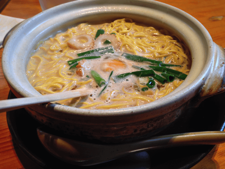「居酒屋ばさら」の鍋焼きラーメン出来上がりの様子