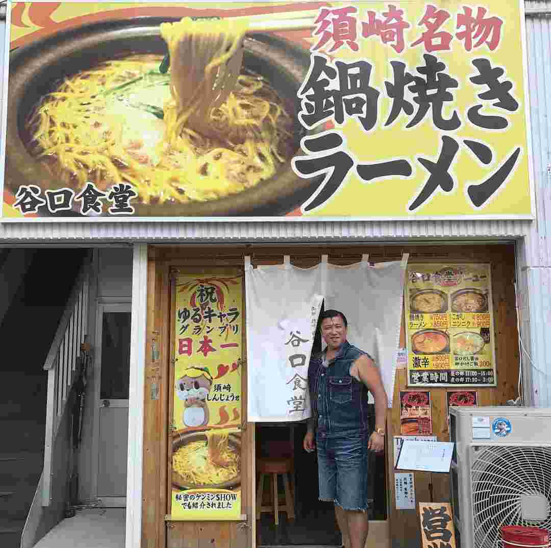 お店の「谷口食堂」の入り口を写している様子