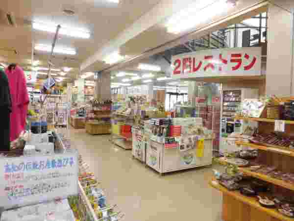 お店がある道の駅「かわうその里」にて、2階レストランへの入り口を写している様子