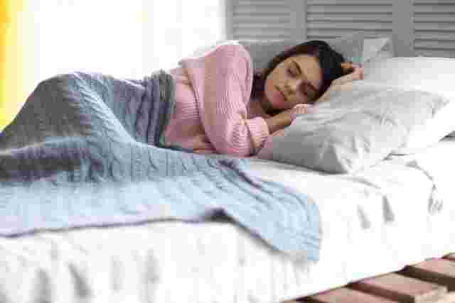 睡眠を取る女性