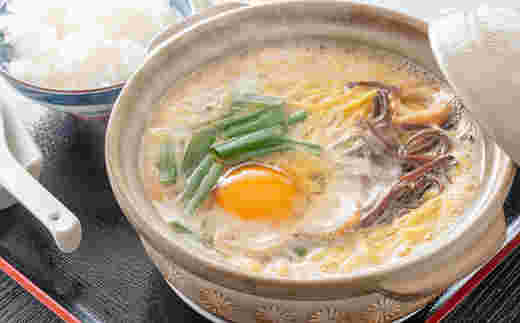 小さい土鍋に入ったラーメンと白米が横並びしている様子