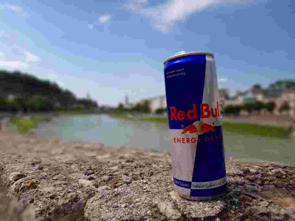 世界中で人気のエナジードリンクレッドブルの様子