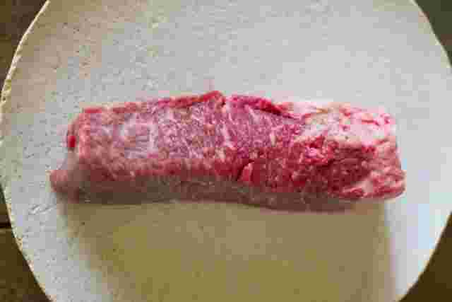 きめ細かい霜降り状の脂肪分が目に見える牛肩ロースの塊肉
