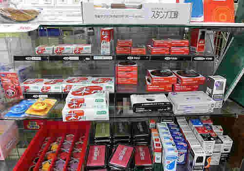 4段のオープンケースに色々な種類、形の朱肉、スタンプ液などが綺麗に並べられている