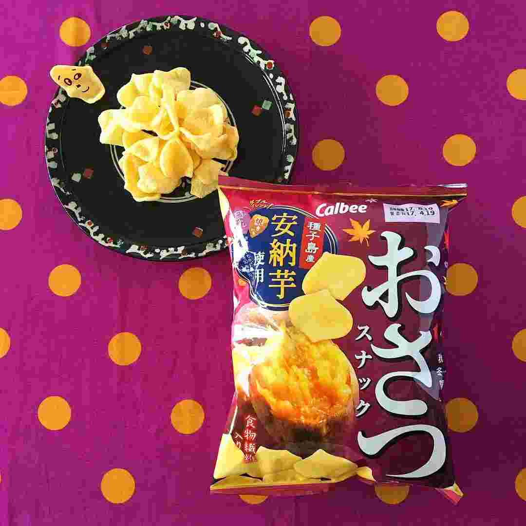 紫の背景におさつスナックが置いてある様子