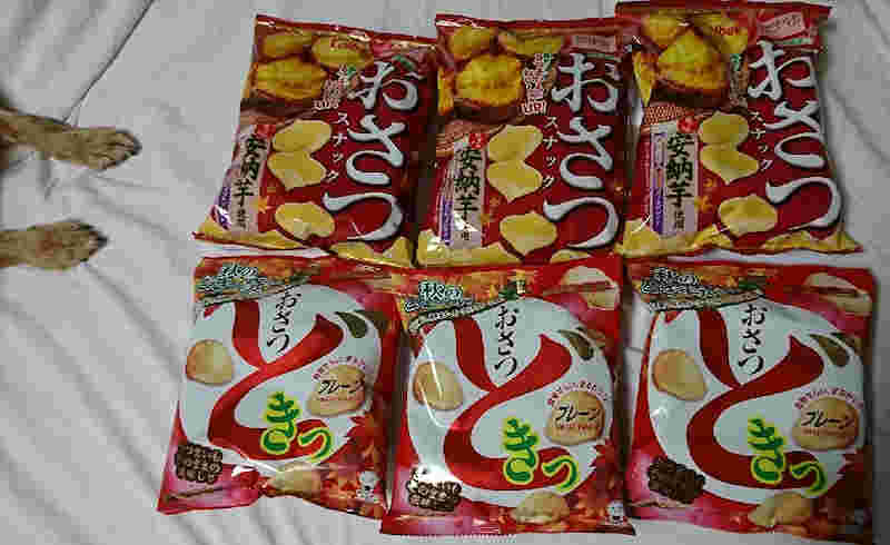おさつスナックとおさつどきっが各3袋並べられている