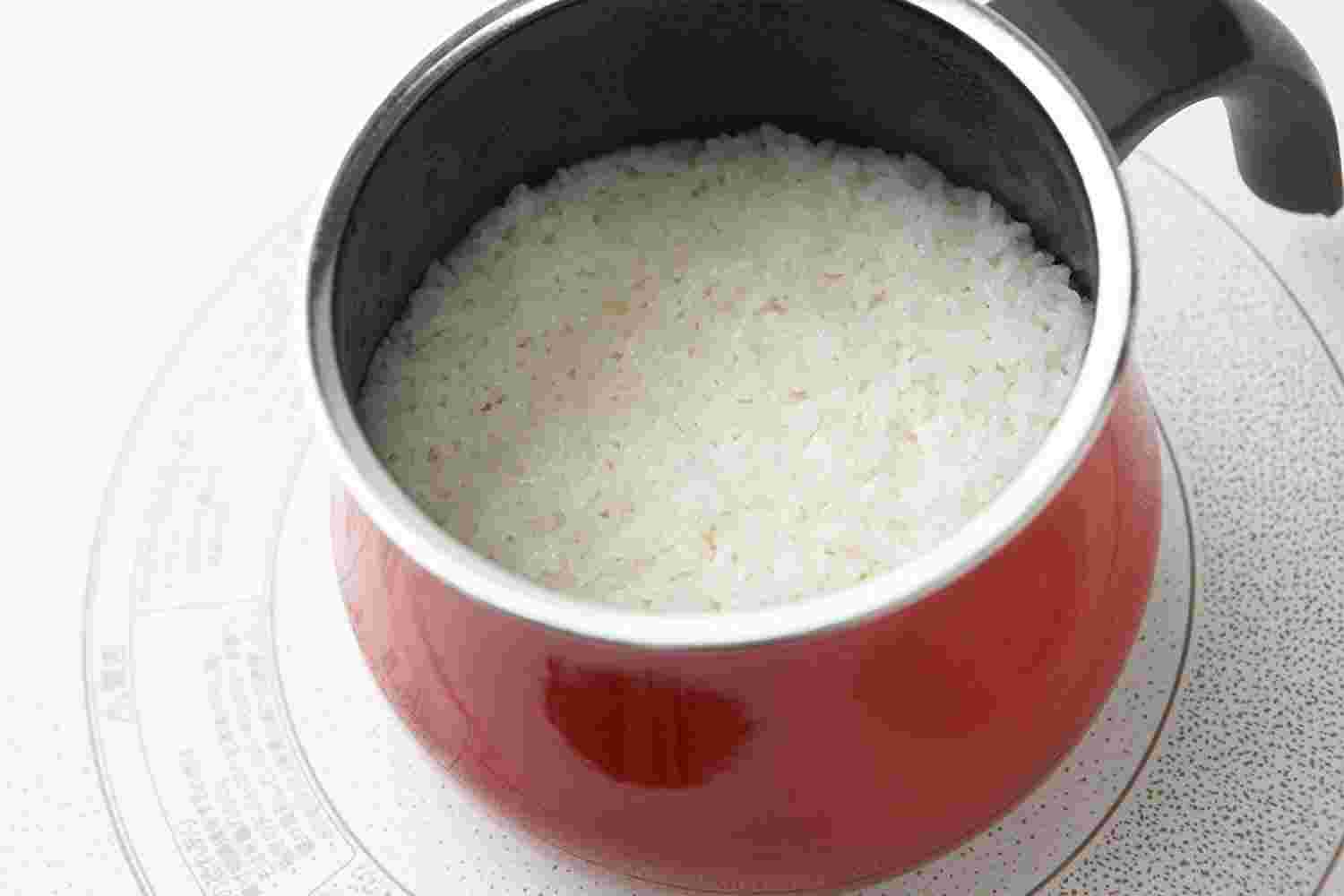 シリットのミルクポットでご飯が炊かれている