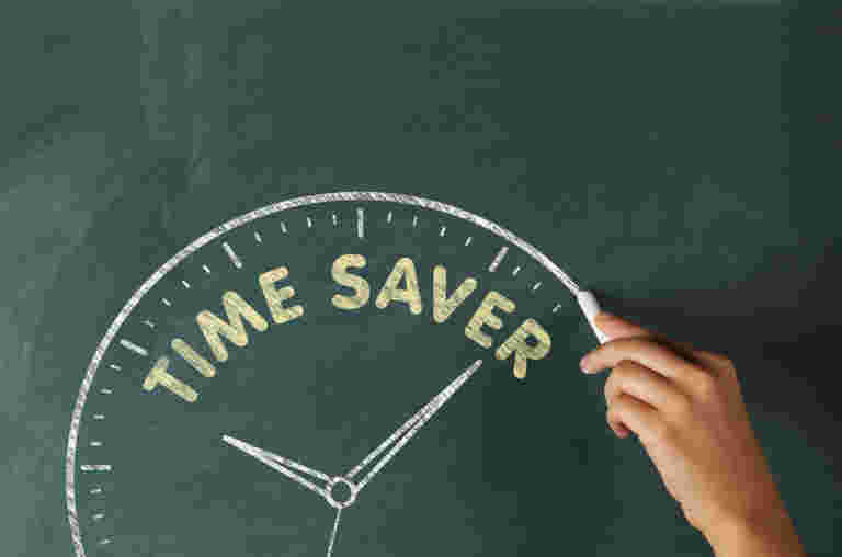 黒板にTIME　SAVERと書いてある