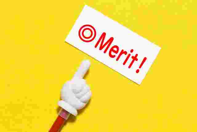 Meritと書かれているカードを指さしている画像