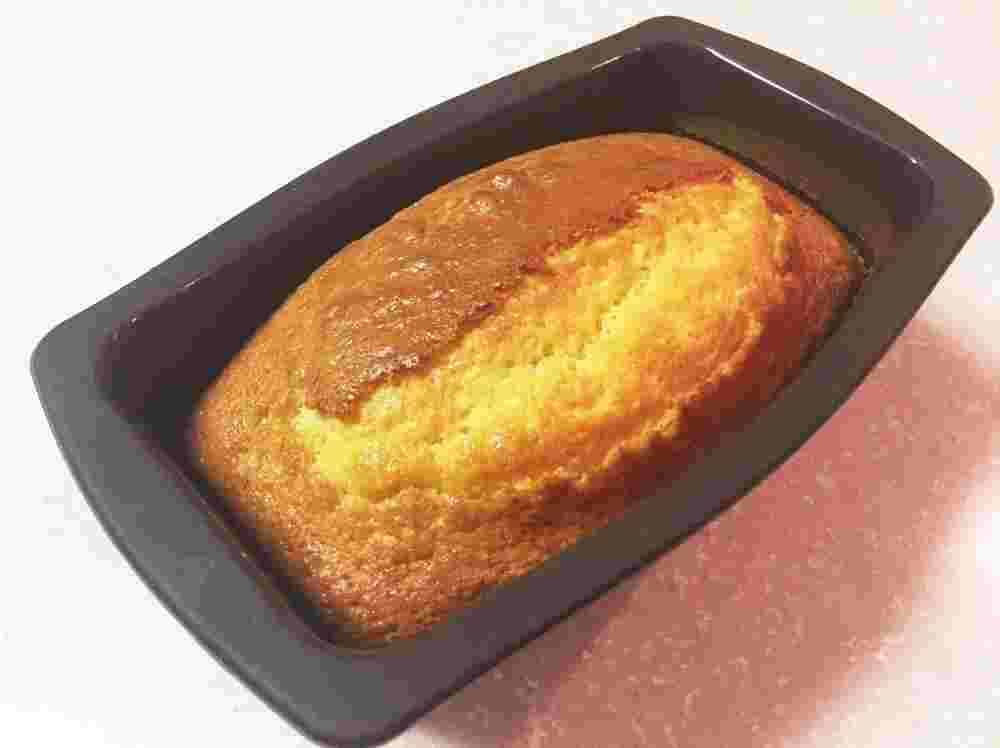 ダイソーのシリコンのスクエア型で作ったパウンドケーキ