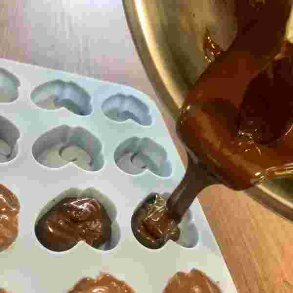 ダイソーのシリコン製のハート型にチョコを入れている様子