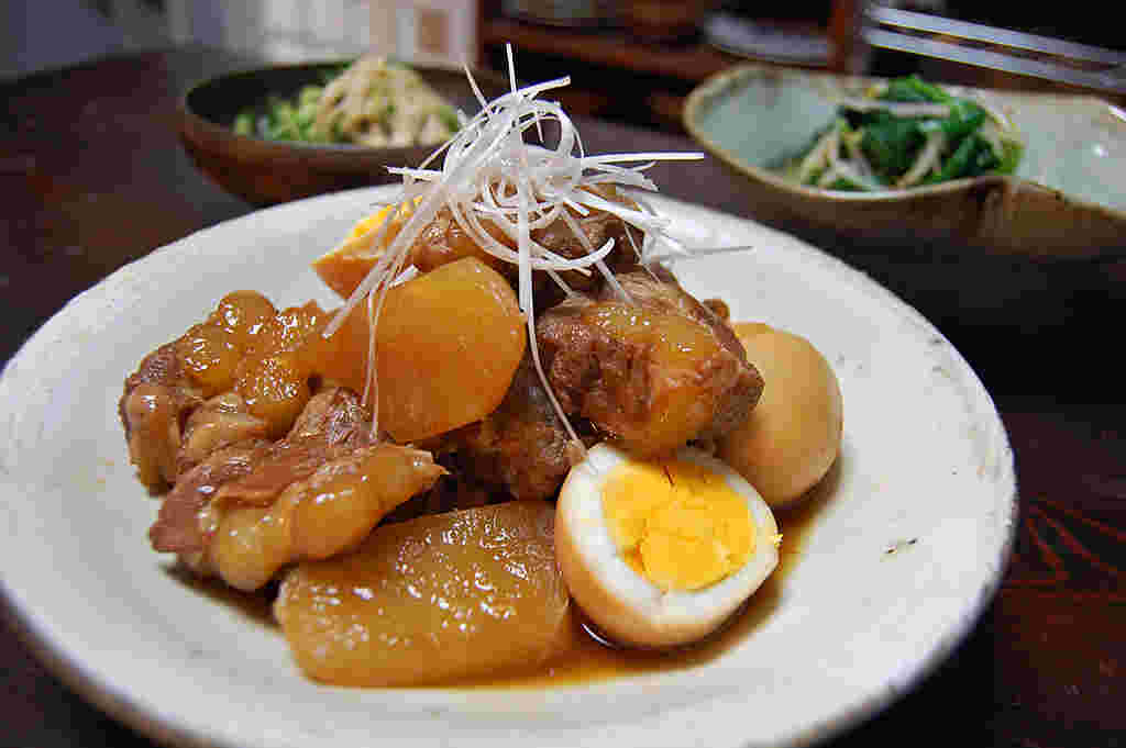 食卓に上がっているパイカと大根の煮込み
