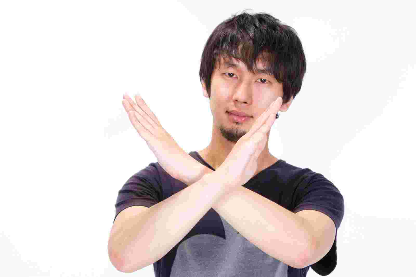 バツをする男性